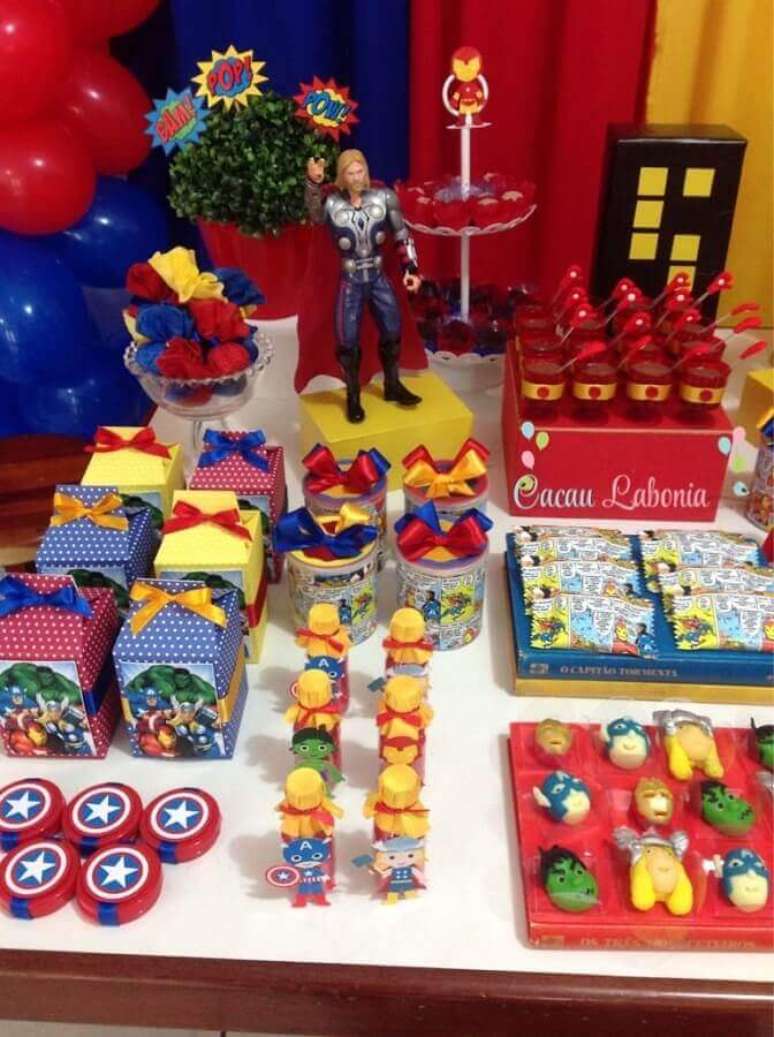 66. Ideias para festa dos Vingadores com caixinhas personalizadas para mesa de doces – Foto: Why Santa Claus