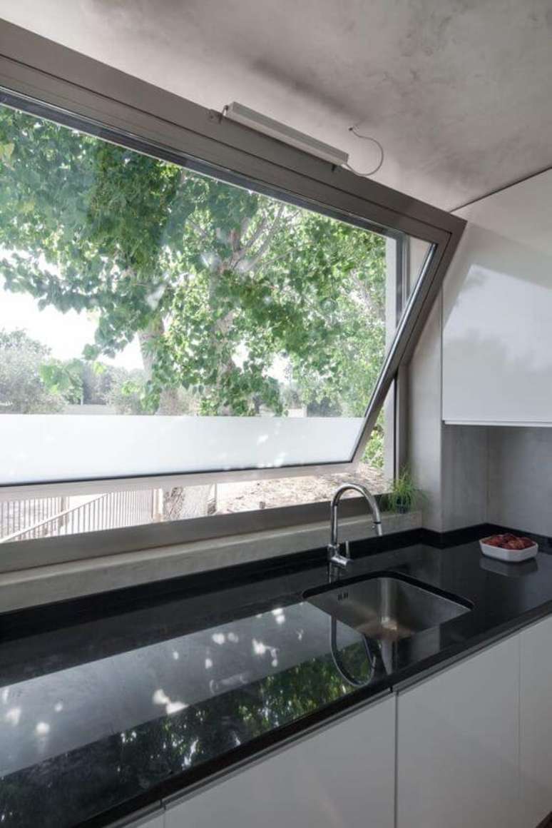 59. Cozinha com janela de vidro – Foto: Homify