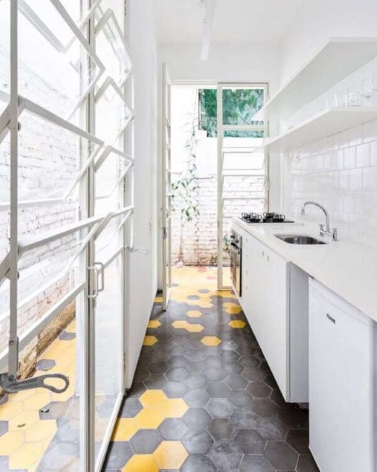 61. Janela de vidro basculante para cozinha pequena – Foto: Pinterest