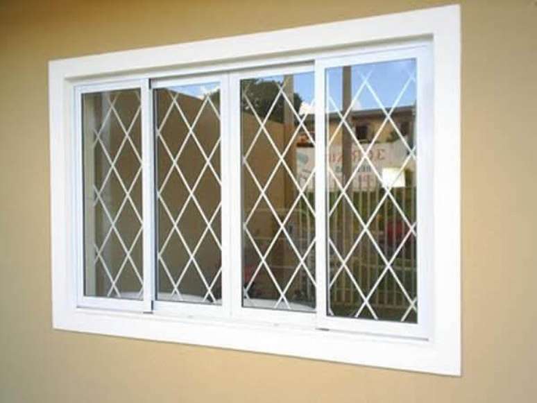 66. A janela de vidro com grades são super seguras para casa – Foto: Gigante Serralheria