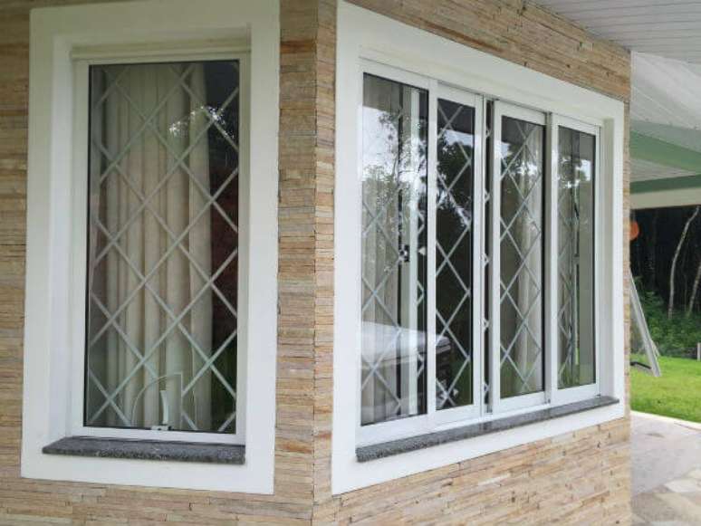 67. Deixe a casa iluminada com a janela de vidro com grade &ndash; Foto: Tudo Constru&ccedil;&atilde;o