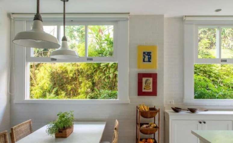 10. A janela de vidro guilhotina para cozinha &eacute; pr&aacute;tica e fica linda &ndash; Foto: Ouri&ccedil;o Arquitetura e Design