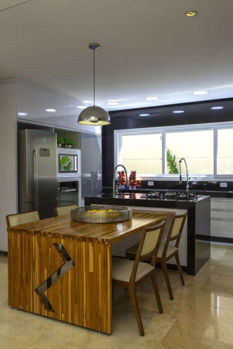 21. Cozinha iluminada com grande janela de vidro max-air – Foto: Iara Kilaris