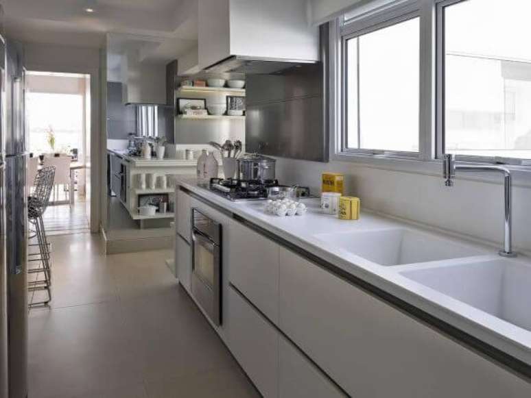 24. Cozinha clean com janela de vidro projetante – Foto: Ornare