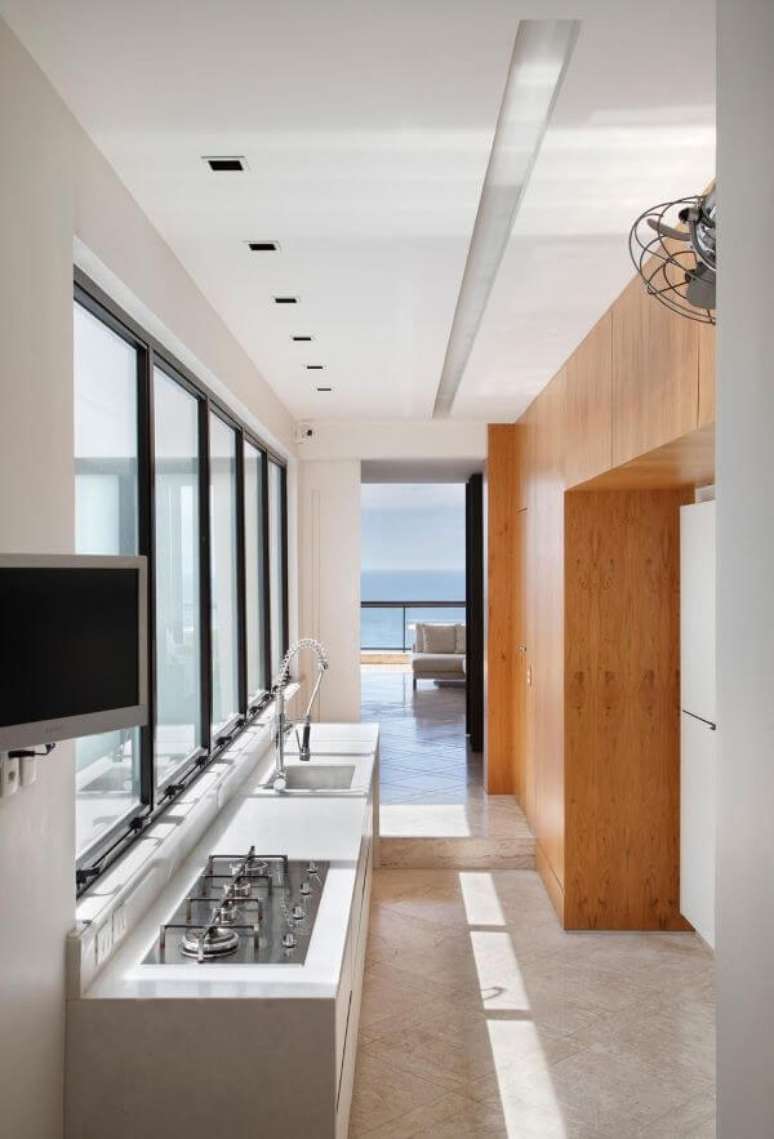 26. Cozinha simples com janela de vidro &ndash; Foto: Izabela Lessa