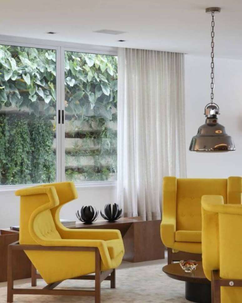 41. Sala com poltronas amarela com janela de vidro – Foto: AF Arquitetura