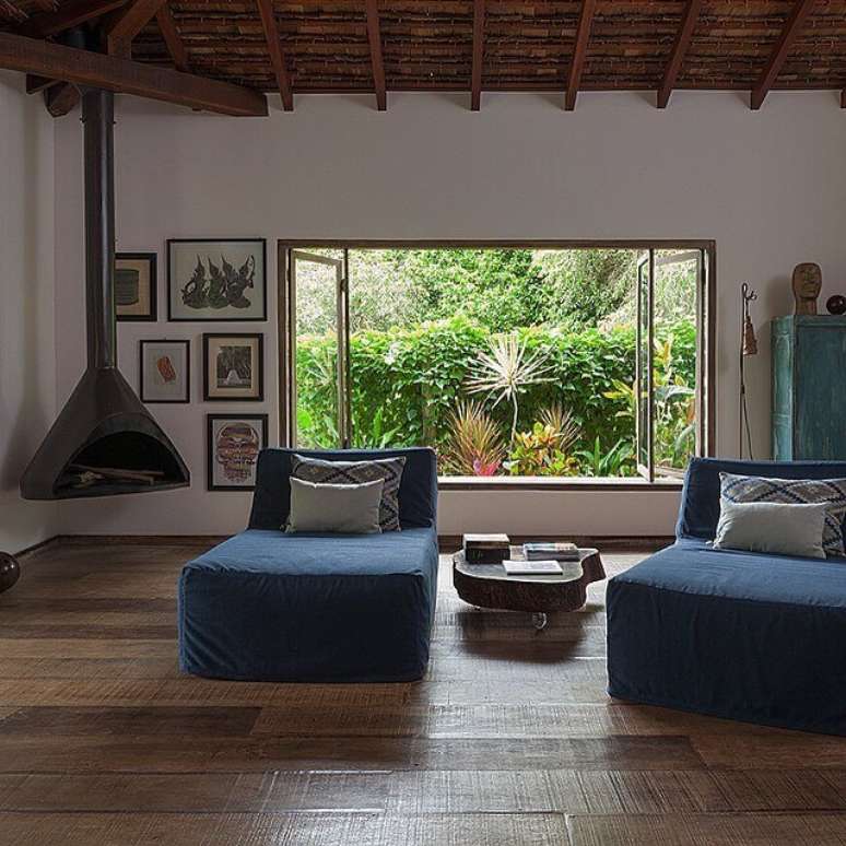 45. Janela de vidro para sala com modelo camar&atilde;o &ndash; Foto: Vida de Vila