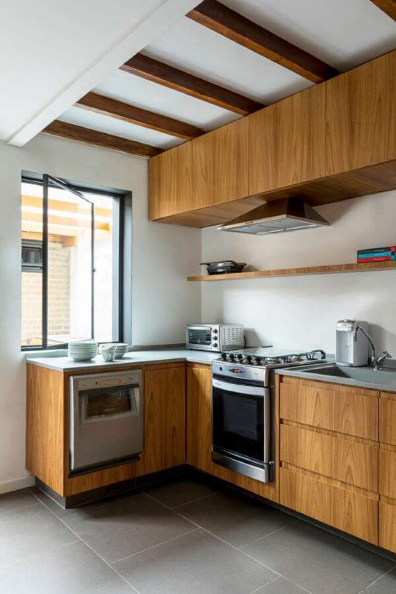 46. Cozinha com janela de vidro pivotante &ndash; Foto: Meireles Pavan