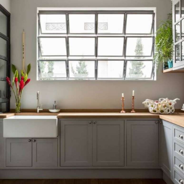 47. Cozinha com janela de vidro max – Foto: Deia Lowndes Mari Dal Canton