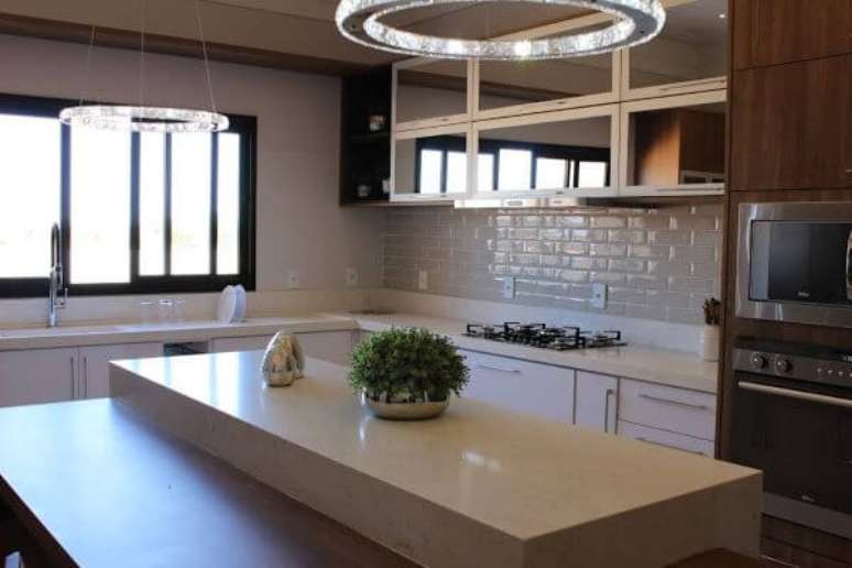 49. Cozinha com janela de vidro de correr &ndash; Foto: Revista VD