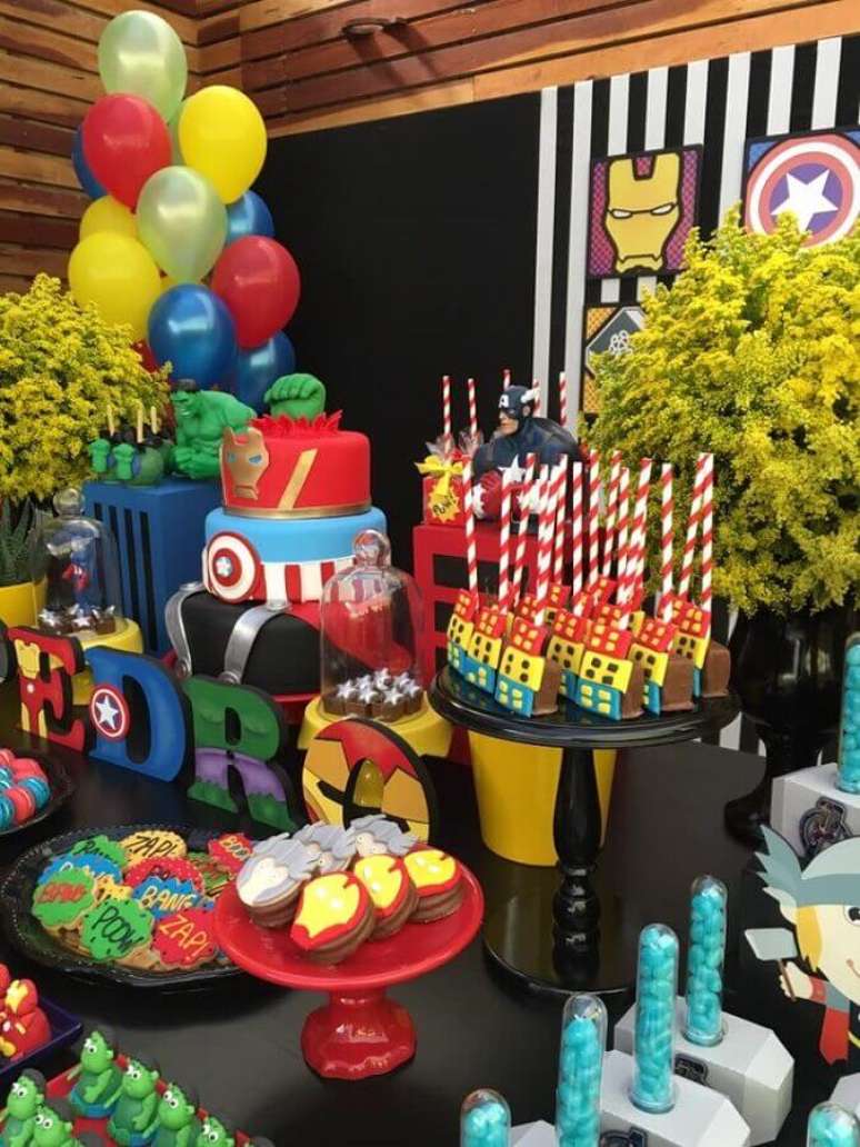 68. Mesa de doces decorada pra festa dos Vingadores – Foto: Blog Encontrando Ideias