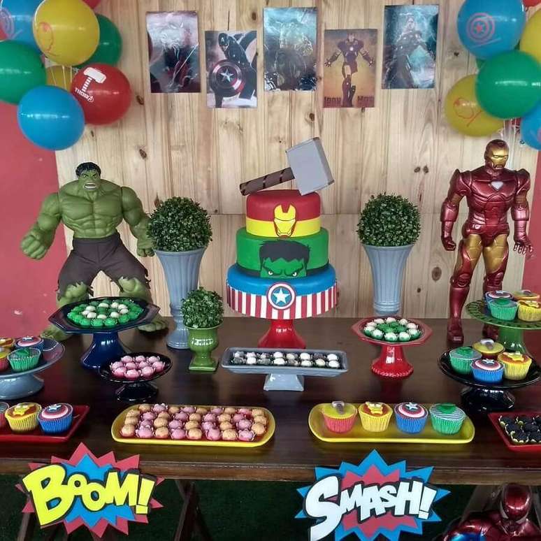 70. Mesa de doces para festa dos Vingadores simples – Foto: Lea Criar e Decorar