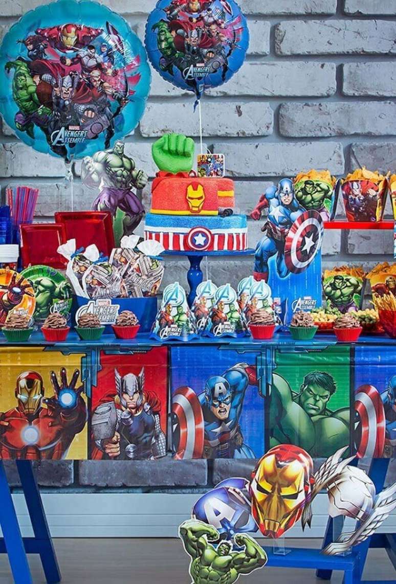 72. Mesa decorada para festa infantil dos Vingadores – Foto: Mamãe & Cia