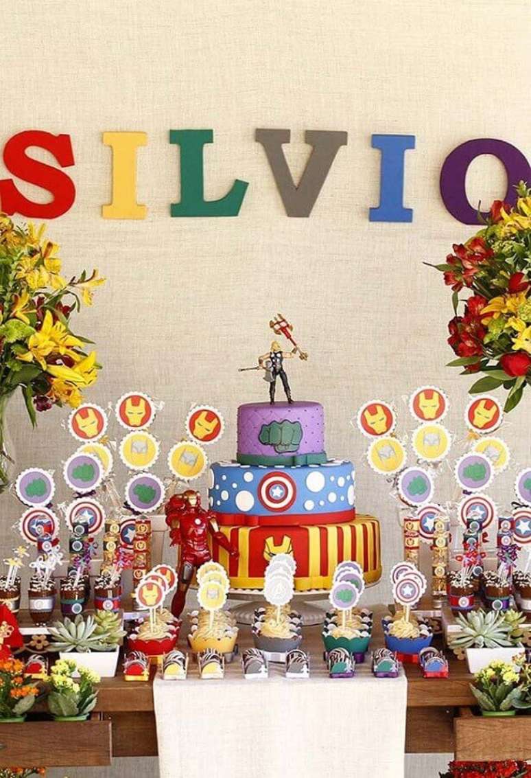 73. Mesa decorada para festa infantil dos Vingadores – Foto: Pinterest