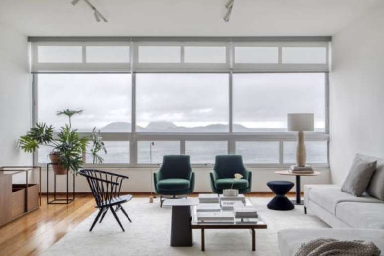 39. Sala de estar com janela de vidro ampla – Foto: BC Arquiteturas