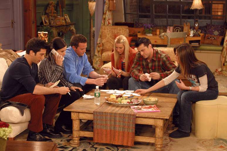 Cena de 'Friends' com os atores e atrizes David Schwimmer, Courteney Cox, Matthew Perry, Lisa Kudrow, Matt LeBlanc e Jennifer Aniston.