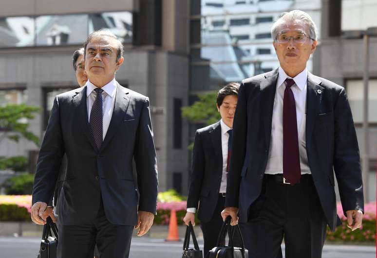 Ex-presidente da Nissan Carlos Ghosn ao lado do ent&atilde;o advogado, Junichiro Hironaka, em T&oacute;quio
23/05/2019
Kyodo/via REUTERS