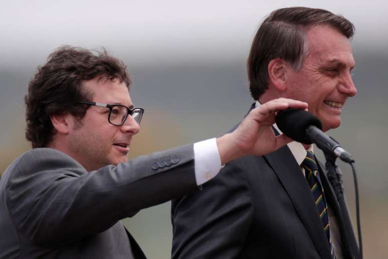 Secretário de Comunicação Social da Presidência, Fábio Wajngarten, ao lado do presidente Jair Bolsonaro, em evento no Palácio da Alvorada 
19/11/2019
REUTERS/Ueslei Marcelino