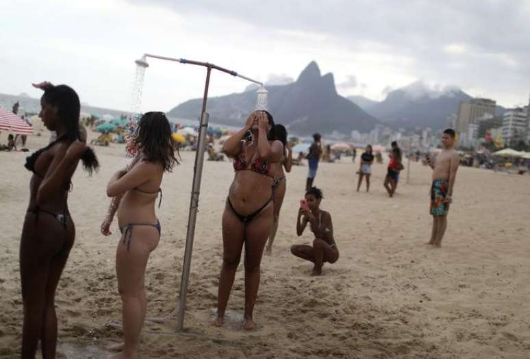 Mulheres se refrescam em chuveiro na praia de Ipanema, no Rio de Janeiro
15/10/2019
REUTERS/Pilar Olivares