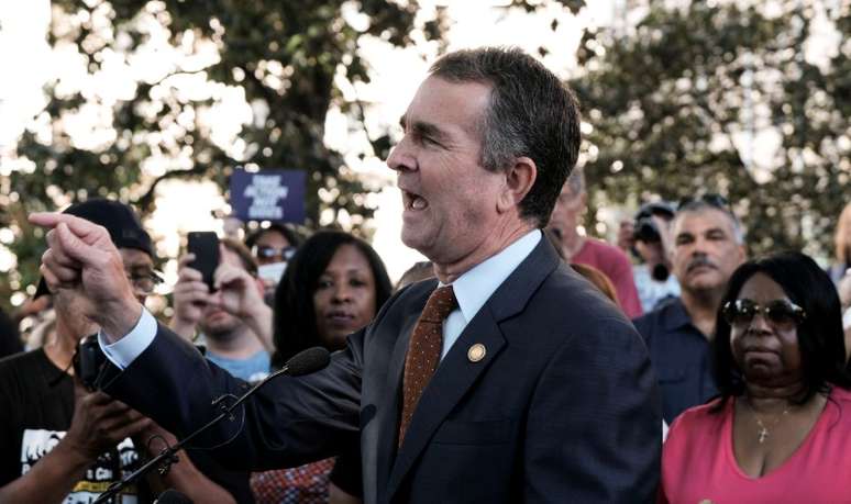 Governador da Virgínia, Ralph Northam, fala a ativistas pelo controle das armas em julho  do ano  passado
09/07/2019
REUTERS/Michael A. McCoy