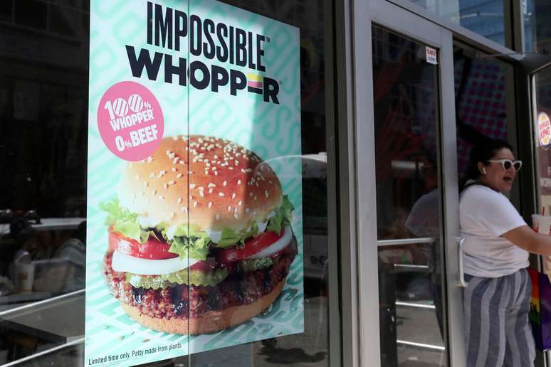 An&uacute;ncio do lanche Impossible Whopper em unidade do Burger King em Nova York (EUA) 
08/08/2019
REUTERS/Shannon Stapleton