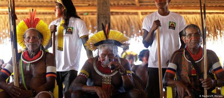 O cacique Raoni (c.) durante o encontro no Xingu