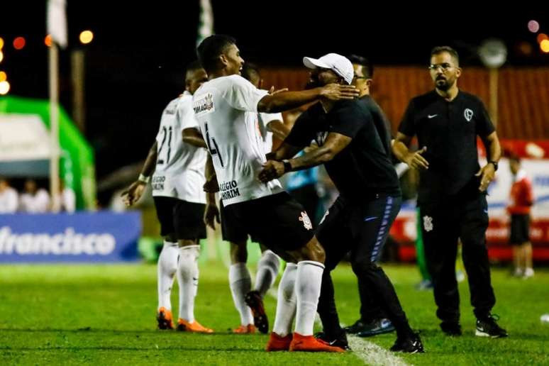 Ronald corre para os braços do técnico Dyego Coelho para comemorar um dos gols do Corinthians contra o Mirassol (Rodrigo Gazzanel/Agência Corinthians)