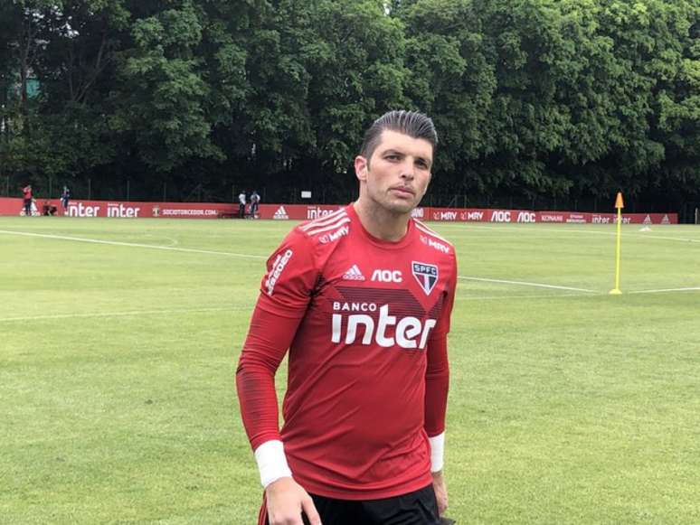 Tiago Volpi deixa o gramado do CT após marcar quatro gols no treino - FOTO: Fellipe Lucena