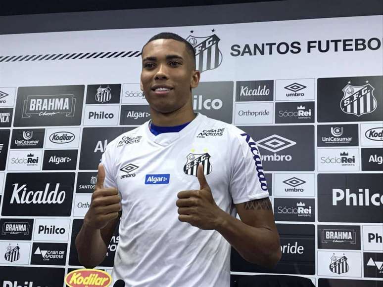 Madson foi apresentado oficialmente no Santos, nesta quinta-feira, no CT Rei Pelé (Foto: Arthur Faria)