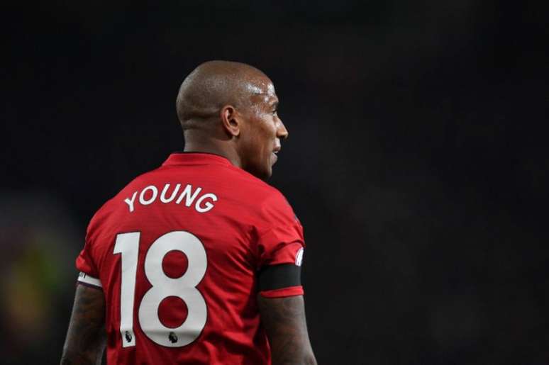 Young em campo pelo United (Foto: AFP)