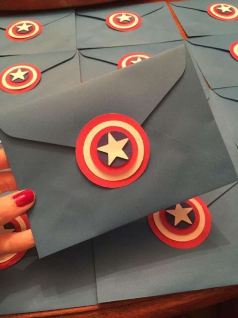 56. Envelope de convite de aniversário infantil do capitão américa – Foto: Pinterest