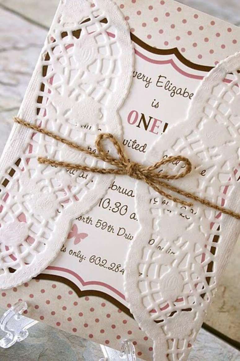 59. Convite de aniversário infantil com detalhes em renda doille – Foto: Pinterest
