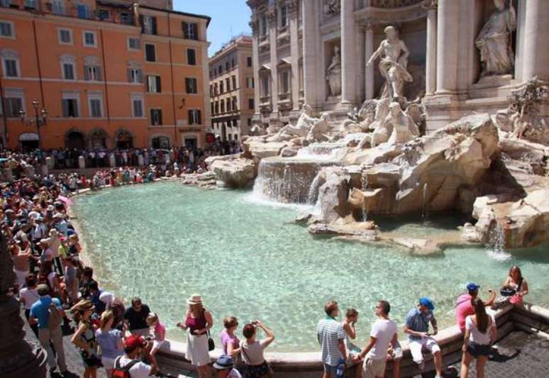 Egípcio é multado por tentar escalar Fontana Di Trevi