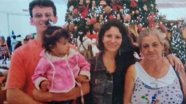 Simone junto com o irm&atilde;o, a sobrinha e a m&atilde;e (j&aacute; falecida): hoje doutora, ela afirma que sempre encarou os estudos como forma de mudar de vida