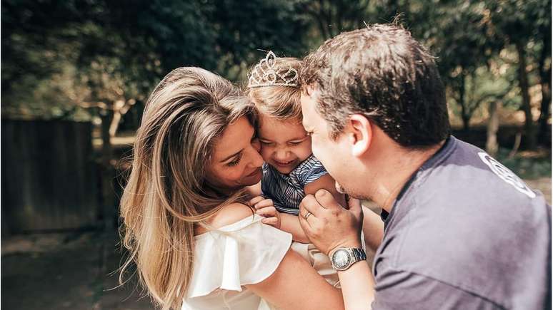 Simone, a filha e o marido: ela quer que a garota aprenda desde cedo sobre a import&acirc;ncia da educa&ccedil;&atilde;o