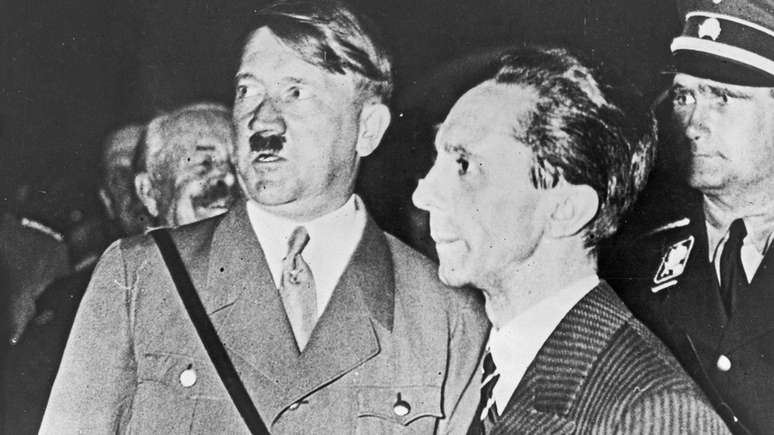 Goebbels, à direita, é descrito por especialistas no nazismo como o responsável pelas estratégias de lavagem cerebral do regime alemão