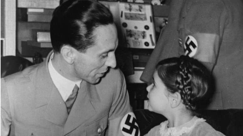 Goebbels e a filha Hilde durante uma festa para crianças na Alemanha nazista