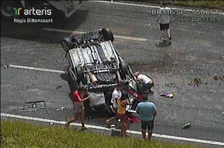 A van capotou na rodovia Régis Bittencourt, em Barra do Turvo, interior de São Paulo. Quatro pessoas morreram no local