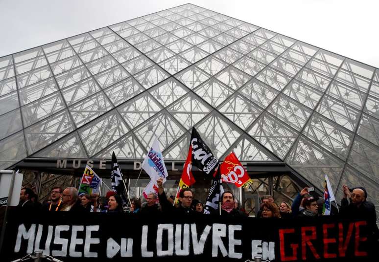 Trabalhadores em greve bloqueiam entrada do Museu do Louvr em Paris. REUTERS/Gonzalo Fuentes