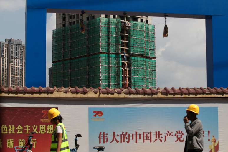 Operários trabalham em obra de contrução de prédios da  Country Garden em Kunming, Província de Yunnan, na China 17/9/2019 REUTERS/Wong Campion