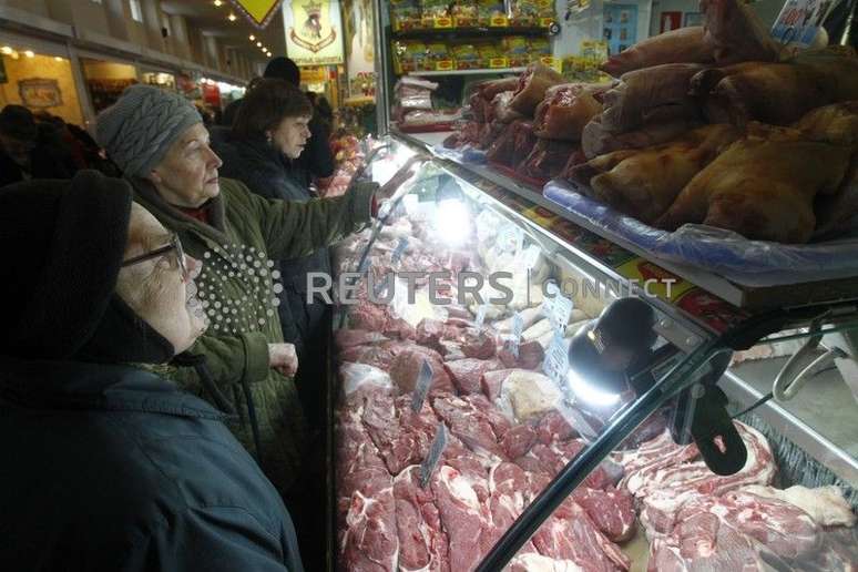 Compradores observam as carnes oferecidas em uma barraca de mercado em Moscou
08/02/2013
REUTERS/Mikhail Voskresensky