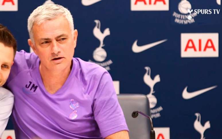 Mourinho se diz surpreso com notícias da imprensa (Foto: Reprodução)