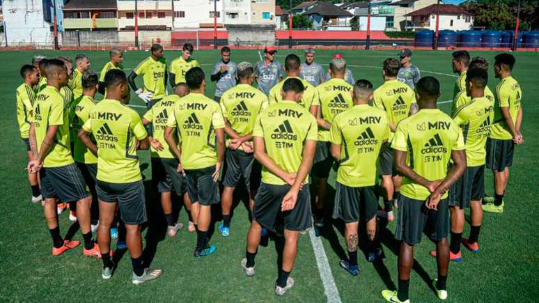 Jogadores rubro-negros concentrados durante atividade no Ninho do Urubu (Foto: Alexandre Vidal / Flamengo)