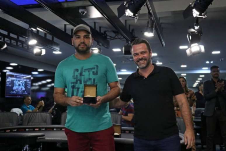 Campeão de Omaha em 2019, Rogger Taylor (esq.) recebe premiação de João Marcelo Dornellas, presidente da Federação Paulista