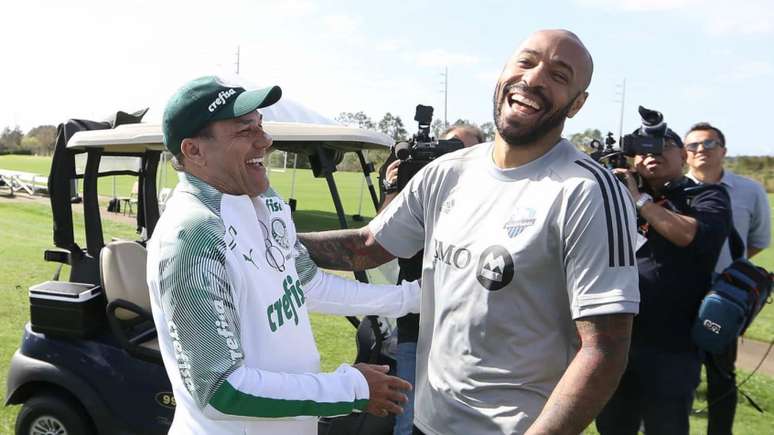 Vanderlei Luxemburgo e Thierry Henry durante o treino desta sexta-feira (Foto: Cesar Greco)