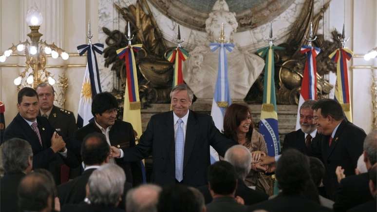 Rafael Correa, Evo Morales, Néstor Kirchner, Cristina Fernández, Lula da Silva e Hugo Chávez: ascensão de governos de esquerda na América Latina nos anos 2000 ficou conhecida como 'maré rosa'