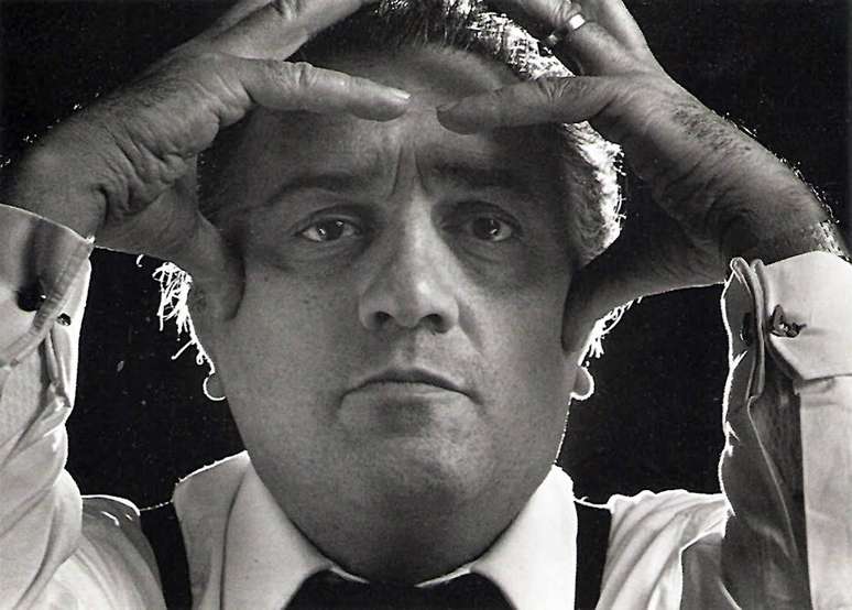 Federico Fellini (1920-1993). Vindo do neorrealismo, inventou um cinema todo seu, feito de memorialismo, distanciamento crítico, ironia e alta capacidade pictórica. Principais obras, 'A Doce Vida' (1960), '8 1/2' (1963), 'Amarcord' (1973)