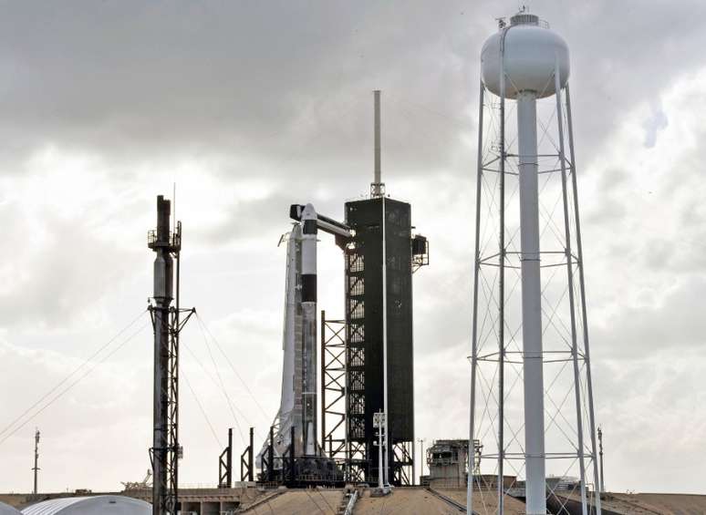 SpaceX Crew Dragon no topo de um foguete auxiliar Falcon 9 no Pad 39A no Kennedy Space Center, antes de um teste de abortamento em voo programado no Cabo Canaveral, Flórida, 
17/01/2020
REUTERS/Steve Nesius