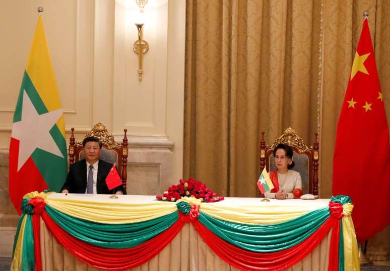 Presidente chinês Xi Jinping e a conselheira do Estado de Mianmar Aung San Suu Kyi participam de uma cerimônia de assinatura de um memorando de entendimento em Mianmar
18/01/2020
Nyein Chan Naing/Pool via REUTERS