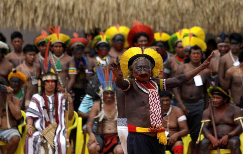 L&iacute;der ind&iacute;gena Cacique Raoni, da tribo Kayapo, profere um discurso durante encontro de quatro dias na vila de Piaracu, no Parque Ind&iacute;gena do Xingu, perto de S&atilde;o Jos&eacute; do Xingu, Mato Grosso
17/01/2020
REUTERS/Ricardo Moraes


e Raoni of Kayapo tribe delivers a speech during a four-day pow wow in Piaracu village, in Xingu Indigenous Park, near Sao Jose do Xingu, Mato Grosso state, Brazil, January 17, 2020. REUTERS/Ricardo Moraes
